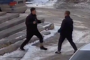 В Новосибирске двое мужчин разбили чужую «Мазду» во время драки