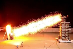 Умелец сконструировал плазменную пушку, выпускающую молнию