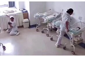 Медсёстры в больнице спасают детей во время землетрясения