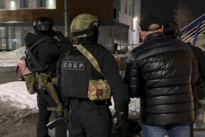 В Мурманске при задержании обезвредили стрелявшего с крыши дома мужчину