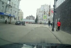 Школьник на арендованном электросамокате врезался в автомобиль