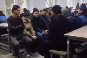 "Нацизм в чистом виде": соотечественники нелегальных мигрантов возмутились, когда тем перед депортацией дали послушать песню "Матушка-земля"