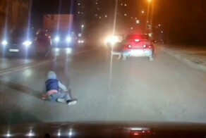 В Энгельсе из машины на ходу вывалился ребёнок