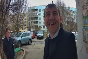 Занятное видео: домофон запечатлел разговор двух мошенников, которые предлагали "приборы" на продажу