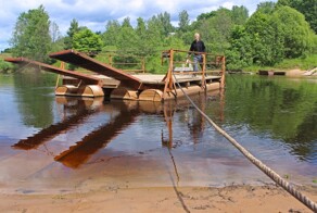 Затерянный мир: деревня, сообщающаяся с цивилизацией лишь с помощью парома на ручной тяге