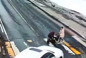 Машина сбила женщину с коляской на "зебре"