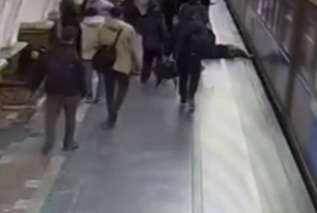 В столичном метро женщина толкнула мужчину под прибывающий поезд