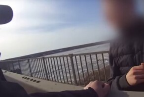 В Томске полицейские отговорили парня прыгать с моста