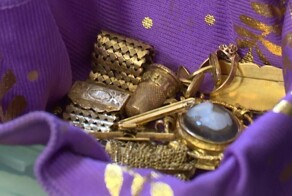 Строители нашли под стеной тайник с золотыми сокровищами