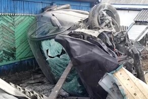 Пьяный водитель сбил женщину с коляской и врезался в жилой дом