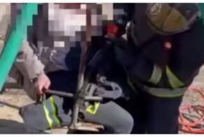 Женщина села покататься на детских качелях и застряла