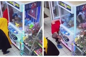 Дети украли мягкие игрушки из игрового автомата