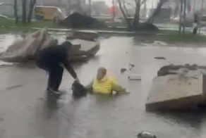 В Краснодаре женщину едва не засосало в канализационный люк из-за наводнения после дождя