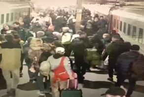 Падение мужчины между вагоном поезда и платформой на вокзале в Москве
