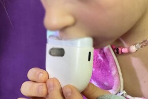 Девочка застряла губой в машинке для стрижки ногтей