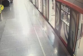 Парень вырвал телефон из рук пассажира в метро