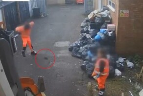Уборщики забирали мусор, однако удрали с места из-за крысы
