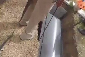 Неуклюжие работники кладбища уронили гроб: мертвая женщина выпала в яму