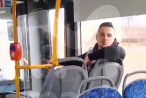 В одной из петербургских маршруток двое нетрезвых молодых людей начали оскорблять женщину-кондуктора