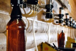 Житель Алтая украл у бывшей возлюбленной полмиллиона рублей и купил пивной магазин