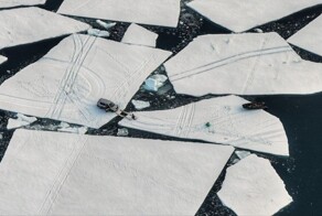 "По синему морю, к зеленой земле, плыву я на белом своём корабле"