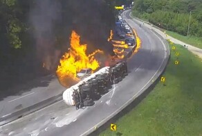 Спиртовоз перевернулся и устроил пожар, в котором сгорело 27 автомобилей