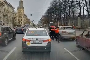 Двое водителей устроили разборку посреди проезжей части