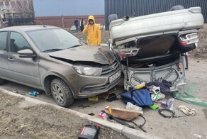 Toyota снесла двоих мужчин на тротуаре, перевернулась и влетела в другое авто