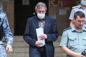 Михаил Ефремов вышел на свободу и едет в Москву