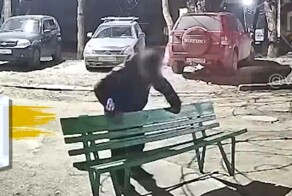 Попытка мужчины украсть скамейку