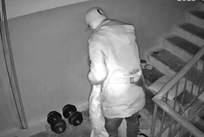 Мужчина пытался украсть гантели, хранившиеся в подъезде