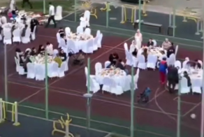 В Казахстане устроили свадьбу прямо на спортивной площадке