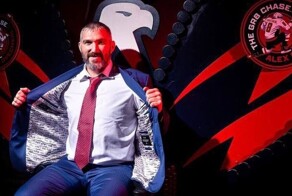 Овечкину сшили «рекордный» костюм и подарили золотую клюшку