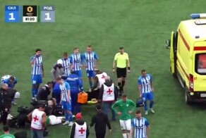 Футболисты потеряли сознание после сильного столкновения на поле