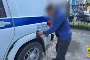 Пьяный мужчина помочился на патрульную машину и поплатился