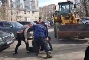 Пенсионер устроил потасовку с&nbsp;рабочими, пытаясь остановить снос гаража