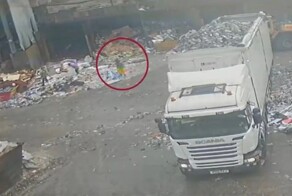 Мужчина оказался под колёсами погрузчика в свой первый рабочий день