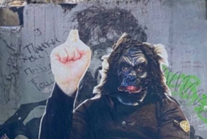 "Битва фанатов" Паши Техника и Виктора Цоя продолжается: в Санкт-Петербурге появилось изображение рэпера в маске обезьяны
