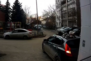 В Екатеринбурге пожилая женщина упала с балкона и чудом приземлилась на крышу автомобиля