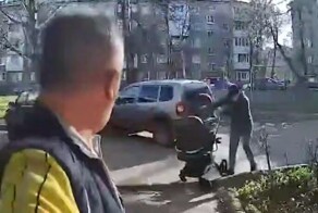 В Уфе кусок шифера чуть не попал в коляску с ребёнком