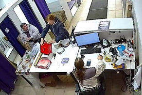 «Вот и закрой свою пасть»:  женщины не поделили стол в ПВЗ