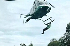 Воздушное шоу: на свадьбе гость повис на вертолёте