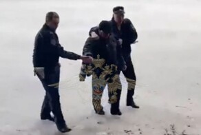 Госавтоинспекторы спасли пожилого рыбака, провалившегося под лёд