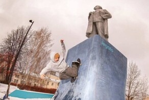 В Верхней Пышме памятник Ленину превратили в рампу для скейтбордистов