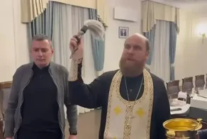 "Много греховности накопилось в этих стенах": Александр Хинштейн попросил освятить рабочий кабинет после предшественника