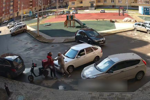 В Ярославле произошел конфликт между водителем "Лады" и курьером на электровелосипеде