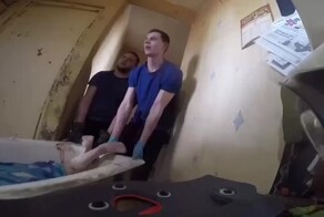 Ванна вместо носилок: спасатели необычным способом эвакуировали пострадавшую из квартиры