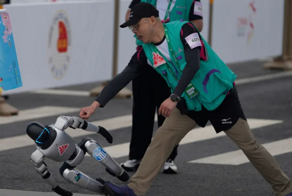 В Пекине состоялся первый полумарафон с участием человекоподобных роботов