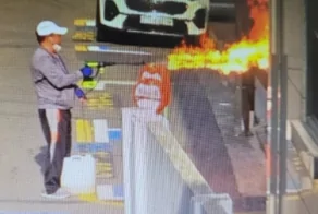 Обезумевший кореец поджёг огнемётом многоэтажку, заставив жильцов прыгать из окон