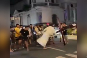 В стиле Брюса Ли: актер в образе Иисуса проучил местного за неуместную выходку